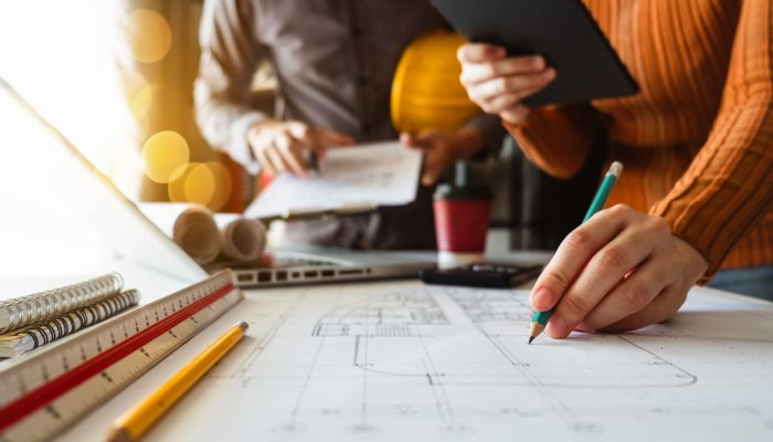 Dois colegas conversando sobre um projeto de argamassa baritada